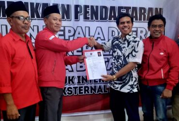 Suharyono menyerahkan formulir pendaftaran calon Wali Kota Blitar di Kantor DPC PDI Perjuangan. (blok-a.com/Fajar)
