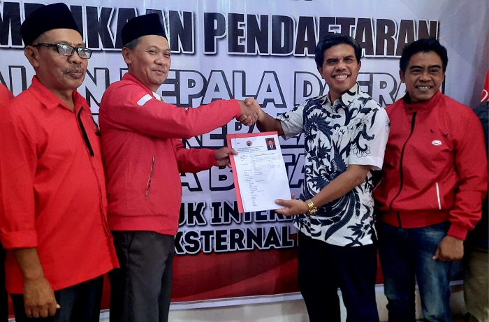 Suharyono menyerahkan formulir pendaftaran calon Wali Kota Blitar di Kantor DPC PDI Perjuangan. (blok-a.com/Fajar)