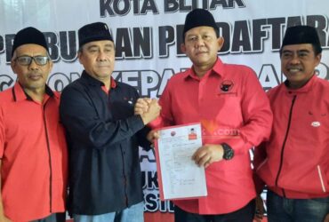 Bambang Rianto mengembalikan formulir bakal calon Wali Kota Blitar di Kantor DPC PDI Perjuangan Kota Blitar. (blok-a.com/Fajar)