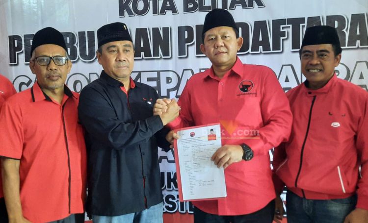 Bambang Rianto mengembalikan formulir bakal calon Wali Kota Blitar di Kantor DPC PDI Perjuangan Kota Blitar. (blok-a.com/Fajar)