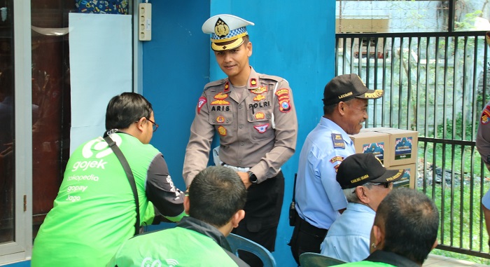 Polresta Malang Kota bagi-bagi bansos bersama Taruna Akpol.(dok. Polresta Malang Kota)