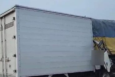 Kondisi mobil box yang menabrak bak belakang truk tronton di Tol Pandaan-Malang KM 77.