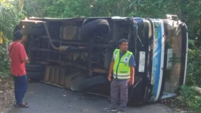 Bus terguling di area Pantai Balekambang, Desa Srigonco, Kecamatan Bantur, Kabupaten Malang, Sabtu (4/5/2024) sore.