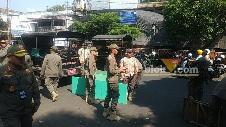 Satpol PP Kota Malang Razia PKL di 4 Titik, Tidak Semua Gerobak Diangkut