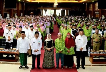 Bupati Blitar Hj. Rini Syarifah menghadiri acara pisah pamit dan manasik calon jemaah haji (CJH) Kabupaten Blitar Tahun 2024, di Kampung Coklat Kecamatan Kademangan, Kabupaten BlitaR. (blok-a.com/Fajar)