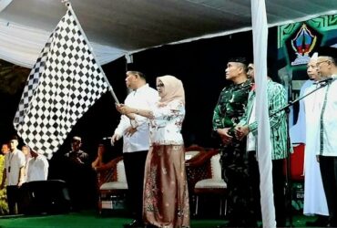 Bupati Blitar Hj Rini Syarifah memberangkatkan Calon Jamaah Haji (CJH) Kabupaten Blitar kloter 68 ke Tanah Suci. (blok-a.com/Fajar)