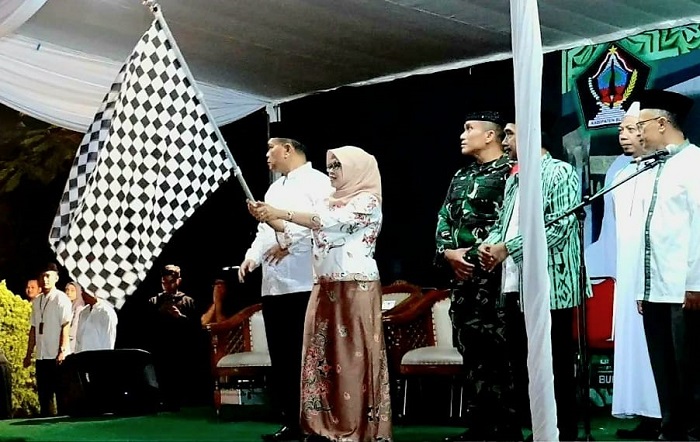 Bupati Blitar Hj Rini Syarifah memberangkatkan Calon Jamaah Haji (CJH) Kabupaten Blitar kloter 68 ke Tanah Suci. (blok-a.com/Fajar)