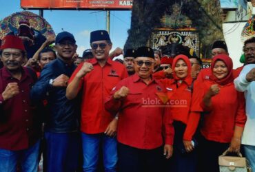 Dr Supriarno SH MH menyerahkan berkas pendaftaran calon bupati ke DPC PDI-P Kabupaten Blitar, dengan diikuti ratusan relawan dan diarak dengan kesenian jaranan. (blok-a.com/Fajar)