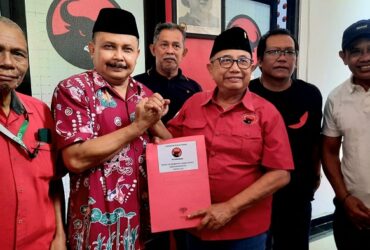 Kepala Dinas Pendidikan Kabupaten Blitar, Adi Handaka mengembalikan formulir pendaftaran bakal calon Wakil Bupati (Wabup) Blitar ke DPC PDI Perjuangan Kabupaten Blitar. (blok-a.com/Fajar)