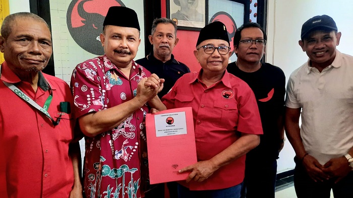 Kepala Dinas Pendidikan Kabupaten Blitar, Adi Handaka mengembalikan formulir pendaftaran bakal calon Wakil Bupati (Wabup) Blitar ke DPC PDI Perjuangan Kabupaten Blitar. (blok-a.com/Fajar)