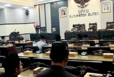Rapat Paripurna DPRD Kabupaten Blitar dengan agenda Penyampaian PU Fraksi-fraksi atas Penjelasan Bupati Blitar terhadap Raperda pertanggungjawaban pelaksanaan APBD TA 2023. (blok-a.com/Fajar)