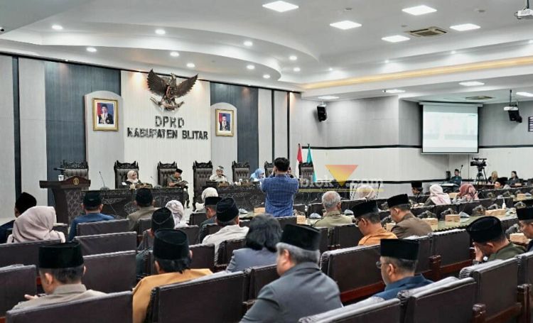 Rapat paripurna DPRD Kabupaten Blitar dengan agenda penyampaian penjelasan Bupati Blitar terhadap Ranperda tentang Pertanggungjawaban Pelaksanaan APBD Tahun Anggran 2023. (blok-a.com/Fajar)