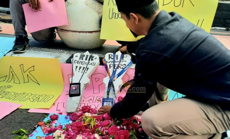Aksi wartawan Blitar yang tergabung dalam Persatuan Wartawan Indonesia (PWI) dan Ikatan Jurnalis Televisi Indonesia (IJTI) tolak Draf RUU Penyiaran di depan Kantor DPRD Kota Blitar. (blok-a.com/Fajar)