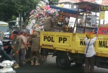 Kota Malang, blok-a.com - Satpol PP lakukan razia terhadap PKL yang ada di Alun-Alun Merdeka Kota Malang. Hal ini