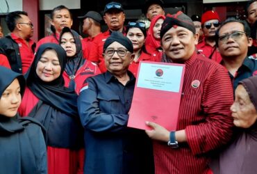 Anggota DPRD Jawa Timur Guntur Wahono telah mengembalikan formulir pendaftaran calon Bupati Blitar di Kantor DPC PDI Perjuangan Kabupaten Blitar. (blok-a.com/Fajar)