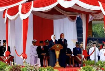 Bupati Blitar Hj. Rini Syarifah pimpin upacara peringatan Hari Kebangkitan Nasional ke 116 di Alun-alun Kanigoro Blitar. (blok-a.com/Fajar)