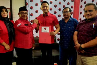 Mantan Bupati Bandung Barat, Hengky Kurniawan mulai mengambil formulir dan mendaftar sebagai calon Bupati Blitar di Kantor DPC PDI Perjuangan Kabupaten Blitar. (blok-a.com/Fajar)