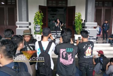 Aksi demonstrasi Insan Pers Kota Malang menuntut pencabutan draft revisi RUU Penyiaran (blok-a.com/Satria Akbar Sigit)