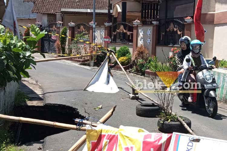 Kondisi Jembatan Klandungan yang rusak, tampak karangan bunga sudah tidak ada (dok: Satria Akbar Sigit/Blok-a.com)