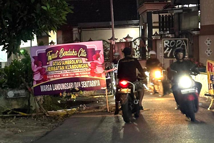 Karangan bunga yang diletakkan di sisi Jembatan Klandungan, Landungsari, Dau, Kabupaten Malang (do: @malangraya_info)