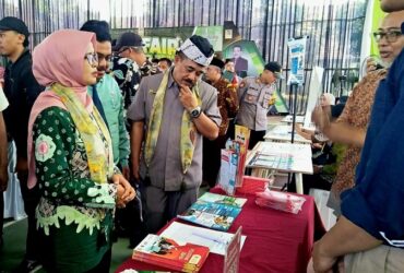 Bupati Blitar Rini Syarifah membuka Job Fair atau Bursa Kerja 2024 di SMK Kademangan Kabupaten Blitar. (blok-a.com/Fajar)