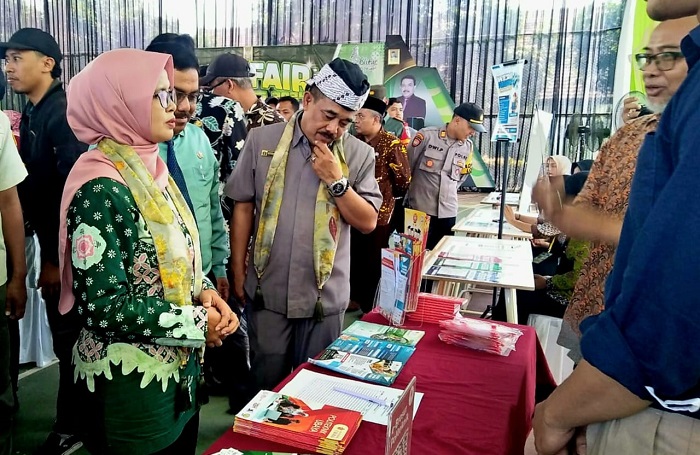 Bupati Blitar Rini Syarifah membuka Job Fair atau Bursa Kerja 2024 di SMK Kademangan Kabupaten Blitar. (blok-a.com/Fajar)