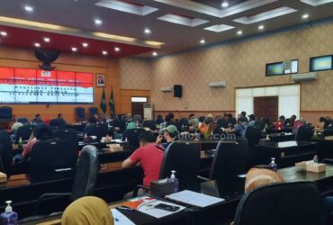 Pedagang Pasar Tumpah Jalan Anggrek Kota Blitar mengadu ke Komisi 2 DPRD Kota Blitar. (blok-a.com/Fajar)