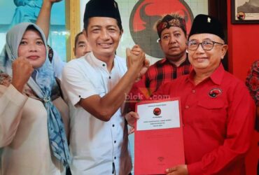 Kades Serang, Handoko menyerahkan formulir pendaftaran cawabup Blitar kepada Ketua DPC PDI Perjuangan Rijanto. (blok-a.com/Fajar)