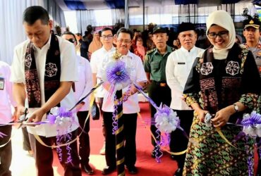 Bupati Blitar Rini Syarifah bersama Sekretaris Utama BPS Republik Indonesia Atqo Mardiyanto meresmikan gedung Kantor Badan Pusat Statistik (BPS) Kabupaten Blitar dan Kantor BPS Kabupaten Tulungagung. (blok-a.com/Fajar)