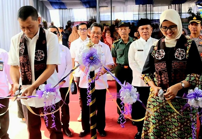 Bupati Blitar Rini Syarifah bersama Sekretaris Utama BPS Republik Indonesia Atqo Mardiyanto meresmikan gedung Kantor Badan Pusat Statistik (BPS) Kabupaten Blitar dan Kantor BPS Kabupaten Tulungagung. (blok-a.com/Fajar)