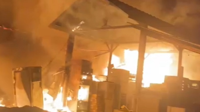 Kebakaran kandang sapi di Kecamatan Pagak, Kabupaten Malang, Jumat (3/5/2024).