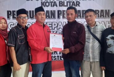 Koordinator Relawan Trijanto, Joko Agus Prasetyo mengambil formulir pendaftaran bakal calon Wali Kota Blitar di Kantor DPC PDIP Kota Blitar. (blok-a.com/Fajar)