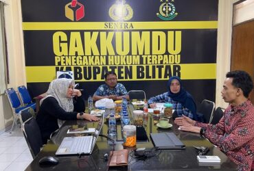 Rapat Pleno Bawaslu Kabupaten Blitar terkait pergantian anggota Panwascam Wonotirto yang diduga memiliki rekam jejak pidana. (blok-a.com/Fajar)
