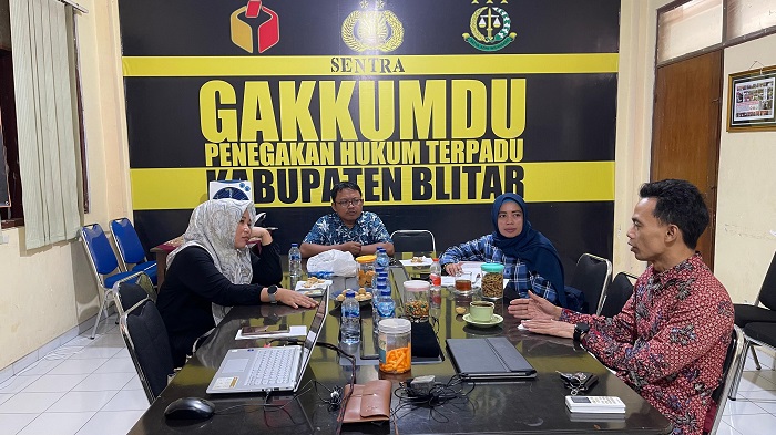 Rapat Pleno Bawaslu Kabupaten Blitar terkait pergantian anggota Panwascam Wonotirto yang diduga memiliki rekam jejak pidana. (blok-a.com/Fajar)