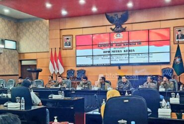 Rapat kerja gabungan Komisi II dan III DPRD Kota Blitar bersama OPD Mitra Kerja, Paguyuuban Pasar Tumpah, terkait tindak lanjut Pasar Tumpah Jalan Angrek Kota Blitar. (blok-a.com/Fajar)