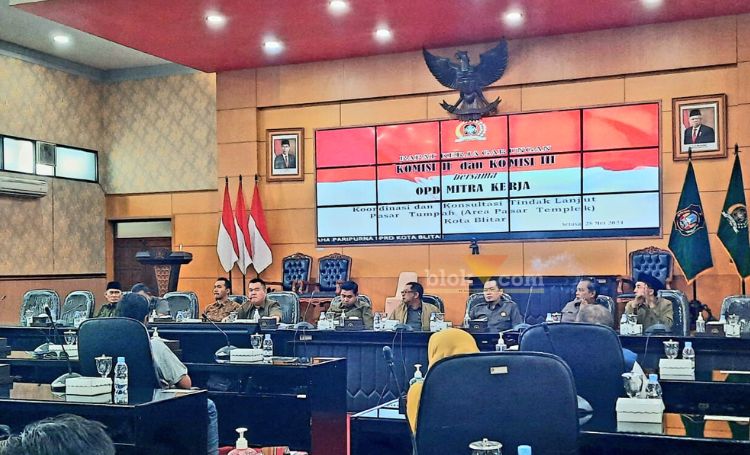 Rapat kerja gabungan Komisi II dan III DPRD Kota Blitar bersama OPD Mitra Kerja, Paguyuuban Pasar Tumpah, terkait tindak lanjut Pasar Tumpah Jalan Angrek Kota Blitar. (blok-a.com/Fajar)