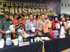 Pj Wali Kota Malang Wahyu Hidayat, Kapolresta Malang Budi Hermanto bersama jajaran Forkopimda saat menunjukkan barang bukti narkoba yang akan dimusnahkan di Gedung Santika, Rabu (22/05) (blok-a.com)