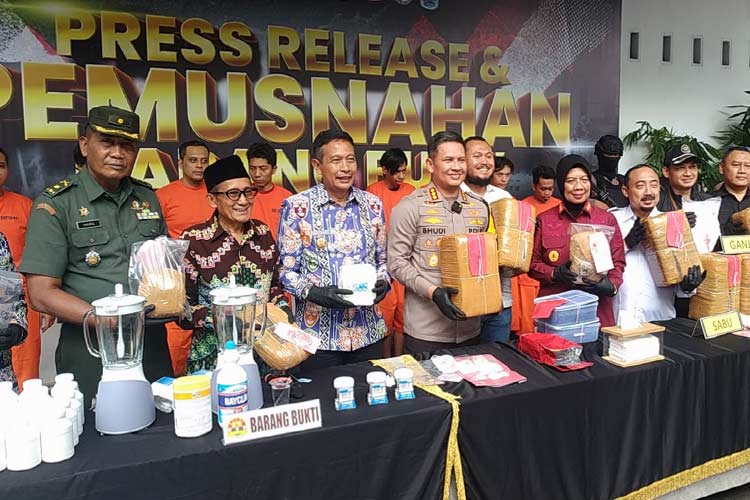 Pj Wali Kota Malang Wahyu Hidayat, Kapolresta Malang Budi Hermanto bersama jajaran Forkopimda saat menunjukkan barang bukti narkoba yang akan dimusnahkan di Gedung Santika, Rabu (22/05) (blok-a.com)