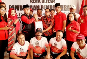 Yudi Meira mengambil formulir pendaftaran calon Wali Kota Blitar di Kantor DPC PDIP Kota Blitar. (blok-a.com/Fajar)