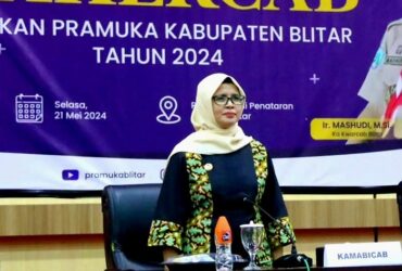 Bupati Blitar Hj. Rini Syarifah membuka Rapat Kerja Cabang (Rekercab) Gerakan Pramuka Blitar Tahun 2024 di ruang rapat Candi Penataran Kantor Bupati Blitar. (blok-a.com/Fajar)