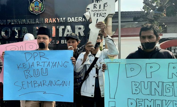 Aksi wartawan Blitar yang tergabung dalam Persatuan Wartawan Indonesia (PWI) dan Ikatan Jurnalis Televisi Indonesia (IJTI) tolak Draf RUU Penyiaran di depan Kantor DPRD Kota Blitar. (blok-a.com/Fajar)