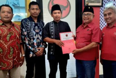 Anwar Nuris Ketua Umum Ormas (Organisasi Masyarakat) Sehati mengembalikan formulir pendaftaran calon Bupati Blitar di Kantor DPC PDI Perjuangan Kabupaten Blitar. (blok-a.com/Fajar)