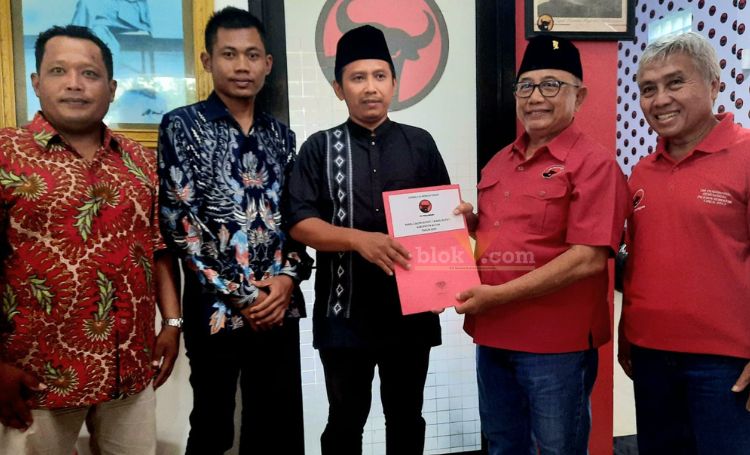 Anwar Nuris Ketua Umum Ormas (Organisasi Masyarakat) Sehati mengembalikan formulir pendaftaran calon Bupati Blitar di Kantor DPC PDI Perjuangan Kabupaten Blitar. (blok-a.com/Fajar)