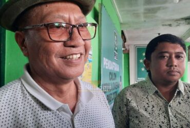 Notaris Sulin, SH, mengambil berkas pendaftaran sebagai bakal calon Wali Kota Blitar di Kantor DPC PKB Kota Blitar. (blok-a.com/Fajar)