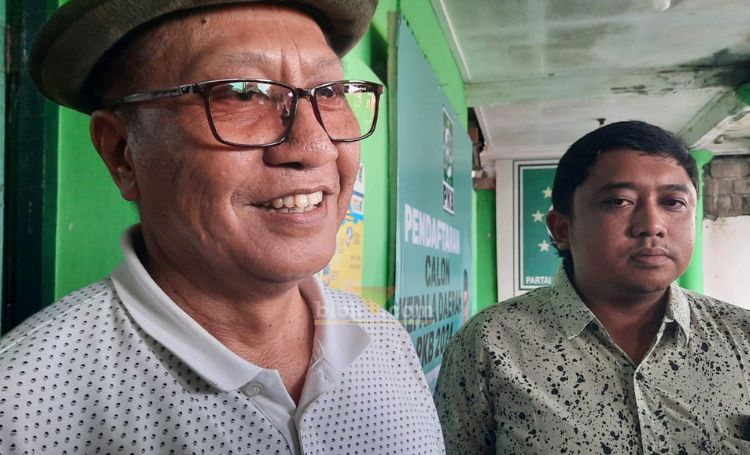 Notaris Sulin, SH, mengambil berkas pendaftaran sebagai bakal calon Wali Kota Blitar di Kantor DPC PKB Kota Blitar. (blok-a.com/Fajar)