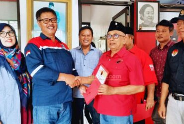 Sutrisno, ST, seorang kontraktor besar asal Blitar, mengembalikan formulir pendaftaran calon Bupati Blitar di Kantor DPC PDI Perjuangan Kabupaten Blitar. (blok-a.com/Fajar)