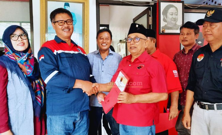 Sutrisno, ST, seorang kontraktor besar asal Blitar, mengembalikan formulir pendaftaran calon Bupati Blitar di Kantor DPC PDI Perjuangan Kabupaten Blitar. (blok-a.com/Fajar)