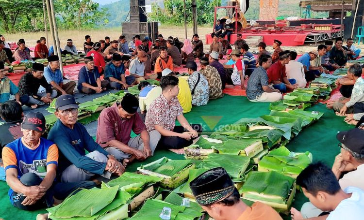 Tradisi turun temurun Kenduri Sedekah Bumi 1000 Lengkong di Desa Serang Kecamatan Panggungrejo Kabupaten Blitar. (blok-a.com/Fajar)