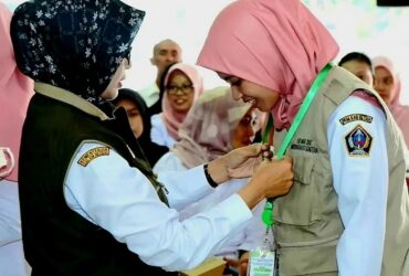 Bupati Blitar Rini Syarifah melepas Tim Petugas Pemantau Kesehatan dan Pemotongan Hewan Kurban di Pendopo Ronggo Hadinegoro. (blok-a.com/Fajar)