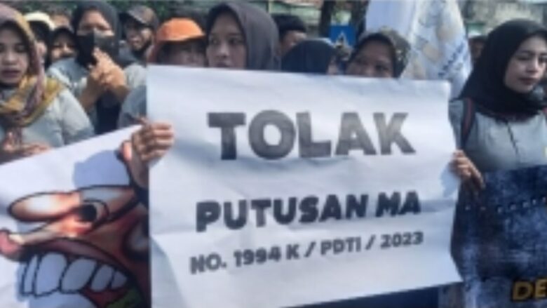 Demo buruh PT Bumi Menara Internusa (BMI) di PN Kepanjen, Malang.